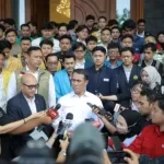 Mentan Amran Bersama Dengan Badan Eksekutif Mahasiswa dari seluruh Indonesia. (Sumber Humas Polbangtan Gowa)