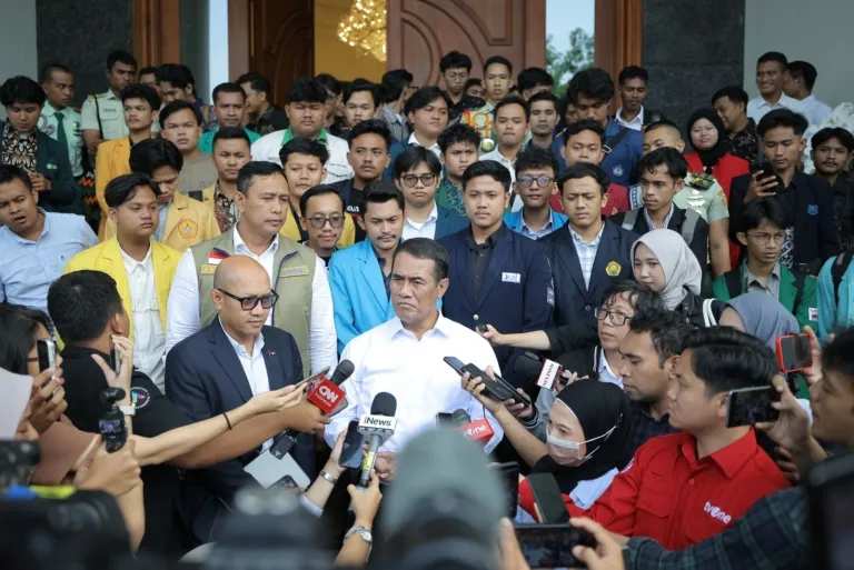 Mentan Amran Bersama Dengan Badan Eksekutif Mahasiswa dari seluruh Indonesia. (Sumber Humas Polbangtan Gowa)