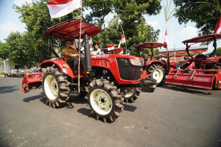 Mas Dhito Salurkan 216 Alsintan Modern untuk Dongkrak Hasil Pertanian