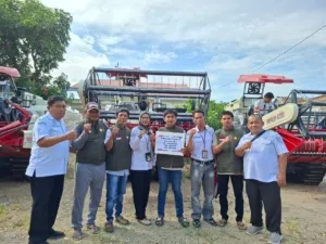 Kementan Perkuat Brigade Pangan Pinrang dengan Combine Harvester