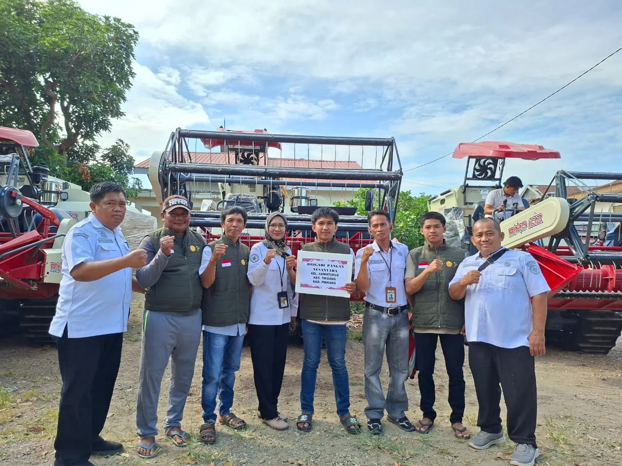 Kementan Perkuat Brigade Pangan Pinrang dengan Combine Harvester