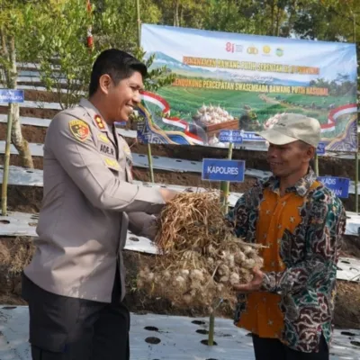 Polres Tasikmalaya Salurkan Benih Bawang Putih Dukung Swasembada Pangan