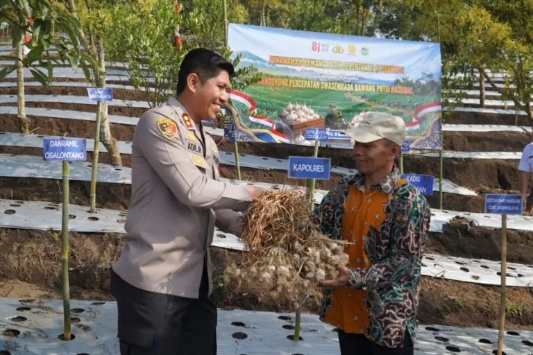 Polres Tasikmalaya Salurkan Benih Bawang Putih Dukung Swasembada Pangan