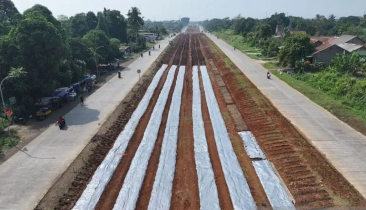 TNI dan Pemkab Bogor Sulap Median Jalan Bomang Jadi Lahan Pertanian