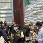 Bea Cukai Gagalkan Penyelundupan 30 Kontainer Beras dan Garam Ilegal