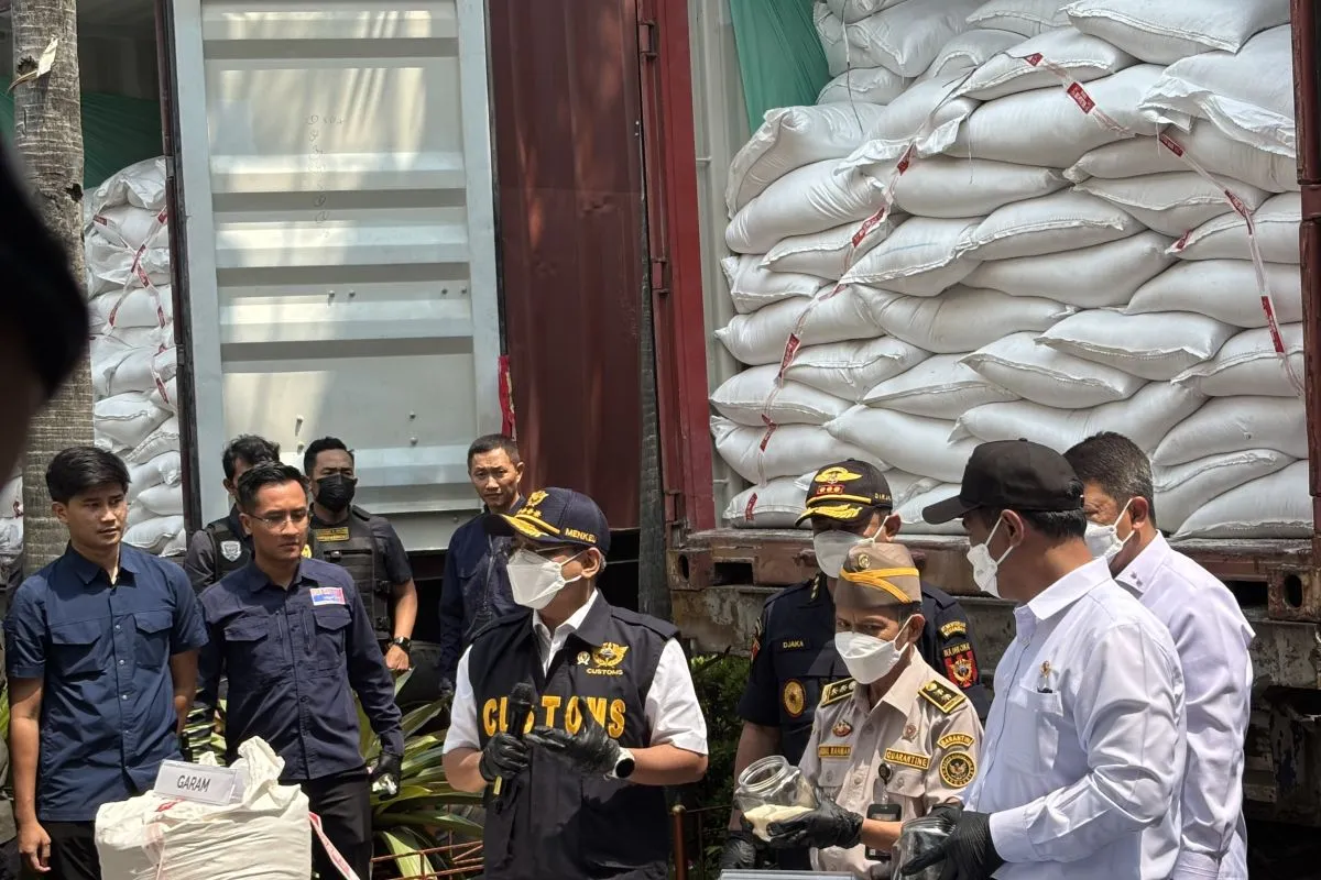 Bea Cukai Gagalkan Penyelundupan 30 Kontainer Beras dan Garam Ilegal